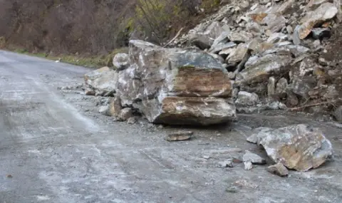 Парчета скала паднаха на пътя София - Кулата - 1