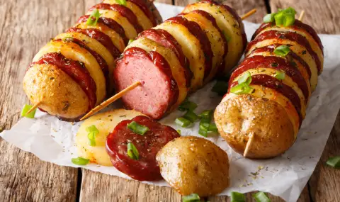 Рецепта на деня: Шишчета с наденица и картофи - 1