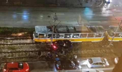 Тежка катастрофа между автомобил и трамвай в София - 1