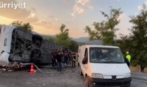 Трагедия в Турция: 6 загинали и 43 ранени при удар между камион и автобус. Хората от автобуса отивали на сватба  - 1