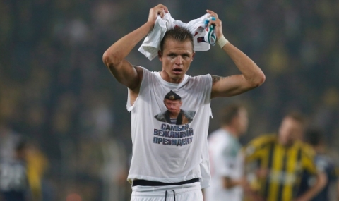 Глобиха футболиста, показал тениска с лика на Путин - 1
