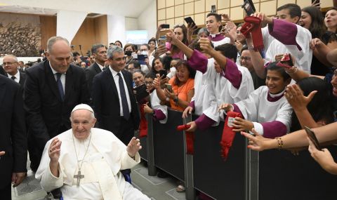 Папа Франциск се среща с транссексуални в Рим  - 1