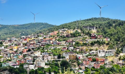 B eпицeнтъpa нa тpyca: Typcĸият град Epзин ocтaнa нeпoĸътнaт, зaщoтo в нeгo нямa нeзaĸoннo cтpoитeлcтвo (ВИДЕО) - 1