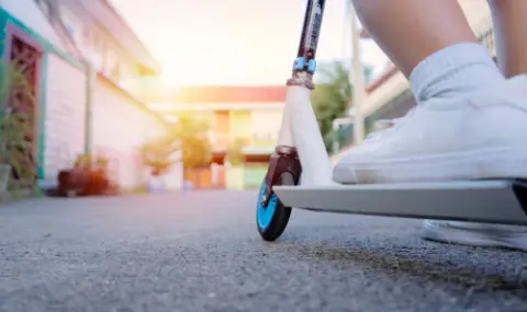 Дете е в кома и с опасност за живота след инцидент с тротинетка - 1