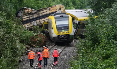 Трима души загинаха при дерайлирането на влак в Германия - 1