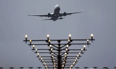 Футболни звезди се съблякоха голи в самолет (ВИДЕО) - 1