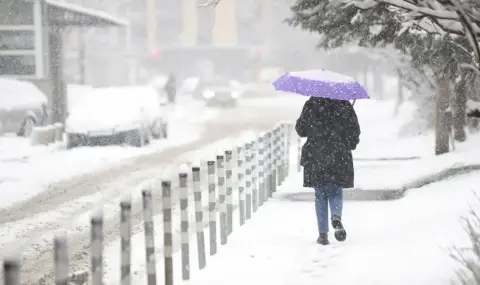 Времето днес, прогноза за неделя, 22 февруари: Снегът спира до обяд, слънчево до вечерта