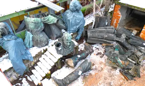 Демонтираните фигури от Паметника на съветската армия още се валят в калта край село Лозен