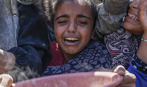 Израел продължава да избива палестинци, които чакат за хуманитарна помощ - 1