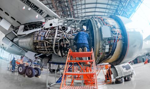 Служител на летище бе всмукан от двигател на самолет и загина - 1