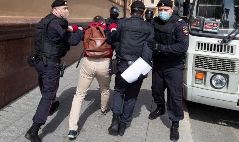 Московската полиция нахлу в домовете на опозиционни активисти - 1