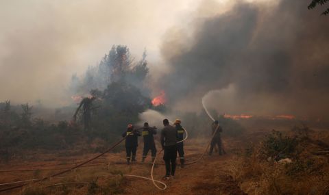 Силен вятър пречи на гасенето на пожарите в Гърция - 1