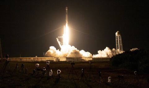 Мъск изстреля ракета, която ще се блъсне в Луната - 1