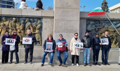 Руснаци протестираха в Бургас, искат политическо убежище в България - 1