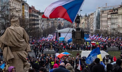 Хиляди излязоха на протест в Прага срещу кабинета и подкрепата му за Украйна - 1