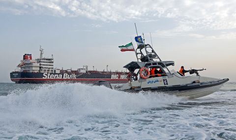 Напрежение в Персийския залив! Иран принудил американска подводница да изплува на повърхността - 1