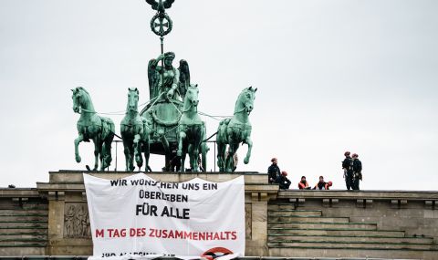 Екоактивисти протестираха пред Бранденбургската врата в Берлин  - 1