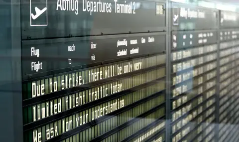 Environmental activists who blocked Hamburg airport were sentenced to pay compensation of over 400,000 euros  - 1