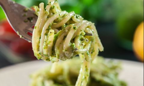 Рецепта за вечеря: Спагети с песто от грах - 1