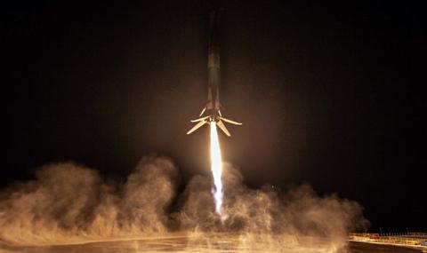 За първи път Falcon 9 кацна на наземна площадка (ВИДЕО) - 1