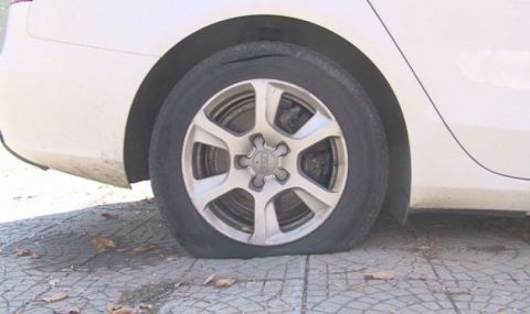 Мъж сряза гумите на коли на НАП и полицията - 1