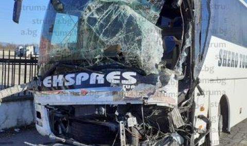Автобус с пътници от Косово се заби в камион край Кюстендил - 1