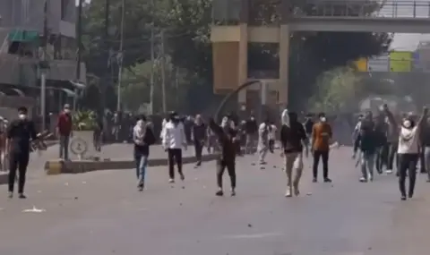 Морски пехотинци стреляха по протестиращи, щурмуващи консулството на САЩ в Карачи (ВИДЕО)