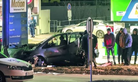 Кола се заби в бензиностанция в София, трима пострадаха - 1