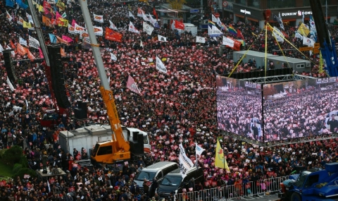Един срещу друг в Сеул: Протестиращи vs. полицаи (ВИДЕО) - 1