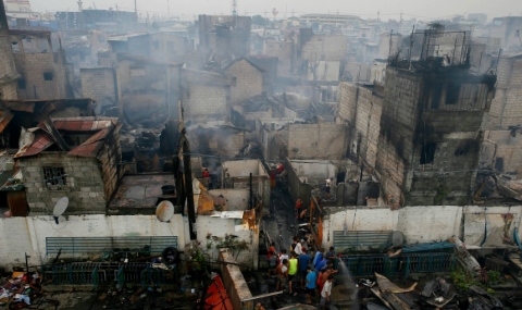 Огромен пожар в Манила! 15 000 души на улицата - 1