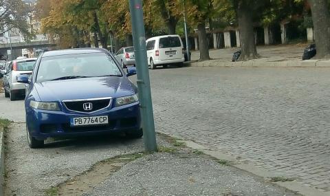 Нагло паркиране на бул. „Марица“ в Пловдив (ВИДЕО) - 1