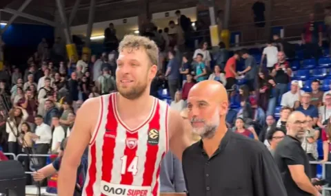 Guardiola takes a picture with Alexander Vezenkov after the drama in Barcelona - 1
