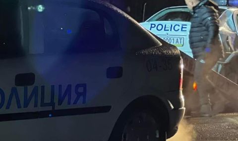 Подредиха клиенти на дискотека на опашка, обискираха ги съблечени - 1