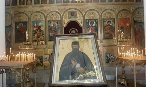 Чудотворната икона с мощите на св. Ефрем Нови ще е в Ахтопол  - 1