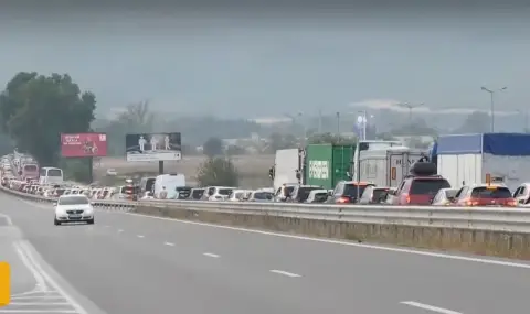 4-kilometer column of cars at the "Tower"  - 1