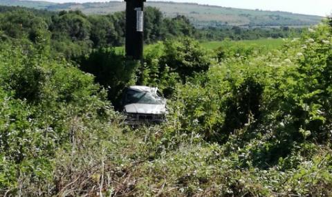 Лек автомобил се заби в билборд на пътя София-Варна - 1