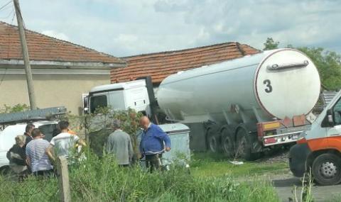 Цистерна се заби в къща във Видинско - 1