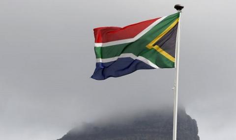 Полицията в Кейптаун не допусна да бъде демонтиран паметник пред сградата на южноафриканския парламент  - 1