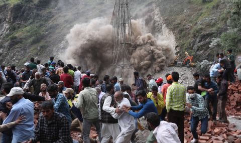 Седем души загинаха при голямо свлачище в Индия - 1