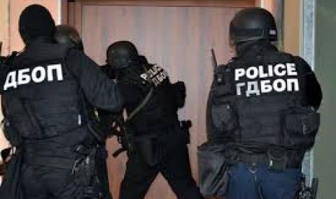 Задържаният от ГДБОП  в Шумен фалшифицирал български и американски лични документи - 1