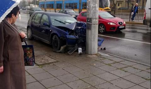Лек автомобил се разби в стълб в София (СНИМКИ) - 1