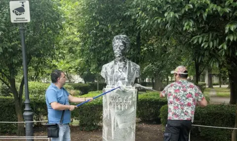 Почистиха паметника на Левски в Бургас - 1