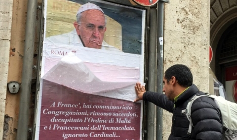 Кой разлепи плакатите срещу папата? - 1