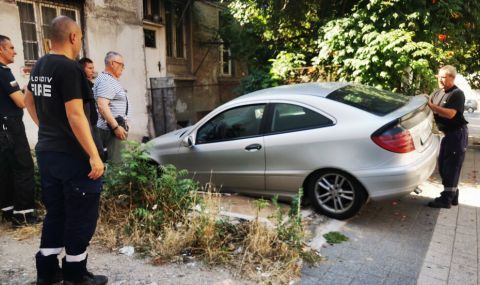 Мъж пропадна с колата си в канал в Пловдив, в опит да избегне синя зона. Пожарната го спаси  - 1