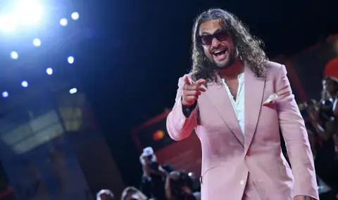 Джейсън Момоа се появи по розов костюм и с розов педикюр на червения килим във Венеция (СНИМКИ) - 1