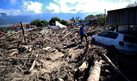 Продължава огледът на пострадалите от наводненията постройки край Карлово - 1