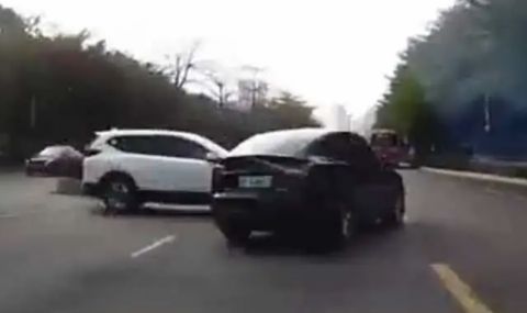 „Лосов тест“ в реалния живот: Шофьор показа отлични умения и избегна тежка катастрофа (ВИДЕО) - 1