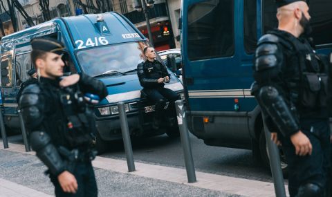 По време на протестите във Франция цивилен е бил убит от полицията с гумен куршум - 1