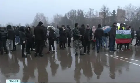 Протест блокира пътя към Дунав мост 2 край Монтана 