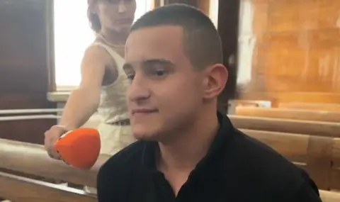 Един от обвинените за побоя в Русе успява да заснеме с телефона си част от инцидента - 1